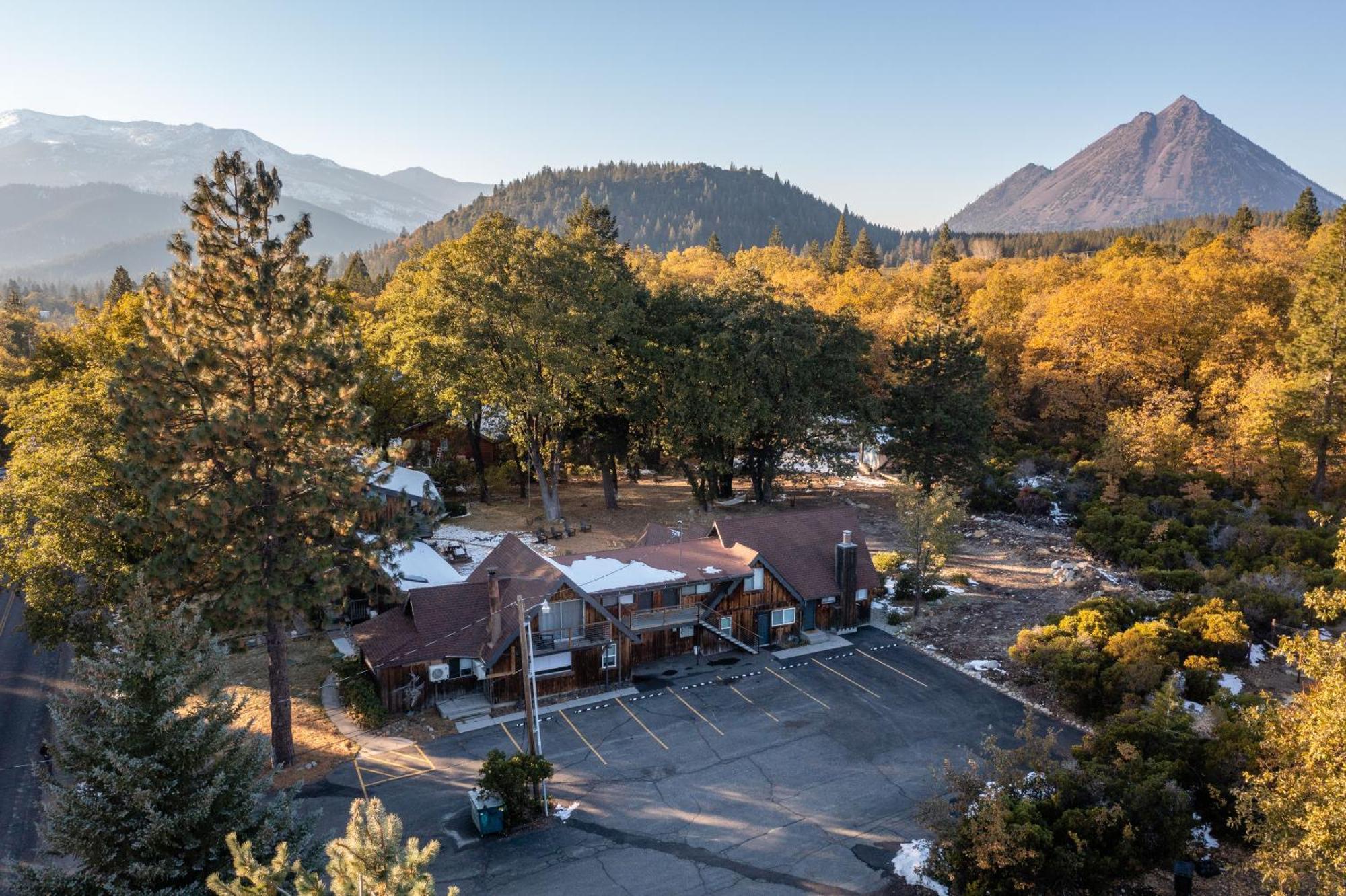 Basecamp Lodge موونت شاستا المظهر الخارجي الصورة