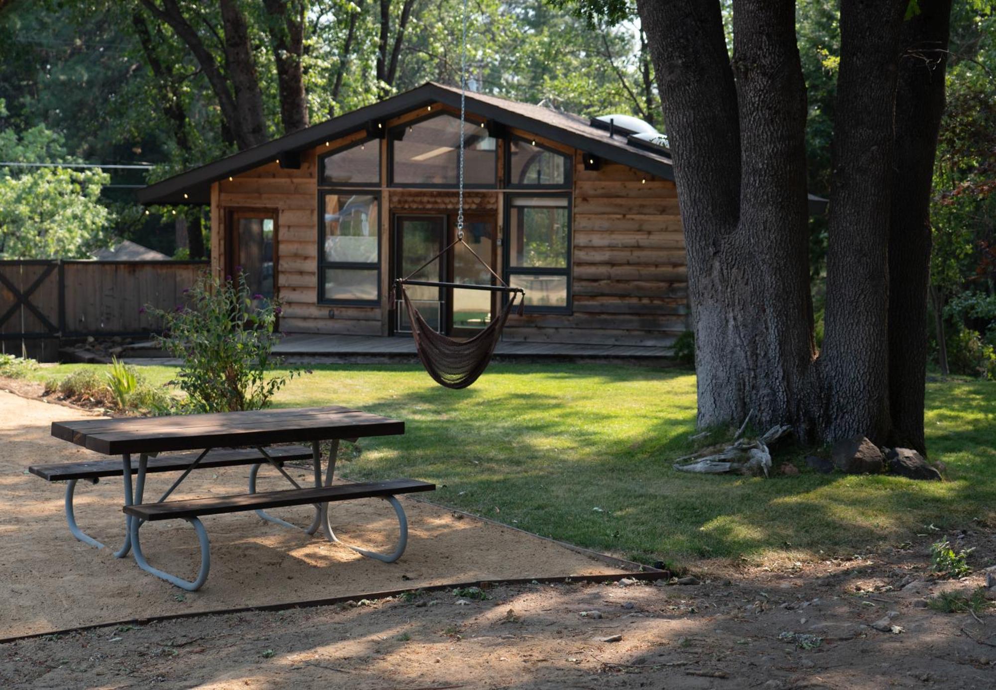 Basecamp Lodge موونت شاستا المظهر الخارجي الصورة