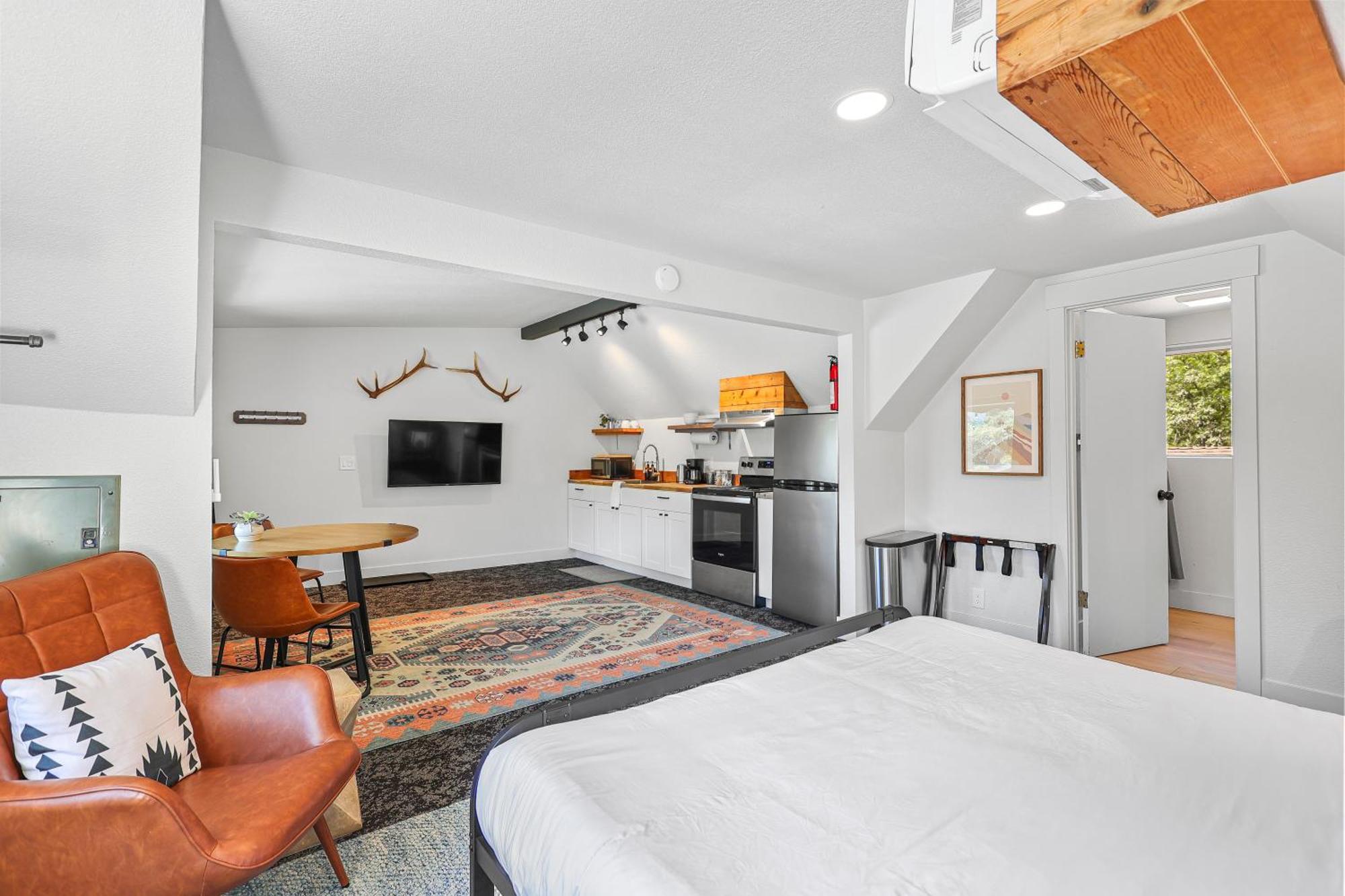Basecamp Lodge موونت شاستا الغرفة الصورة