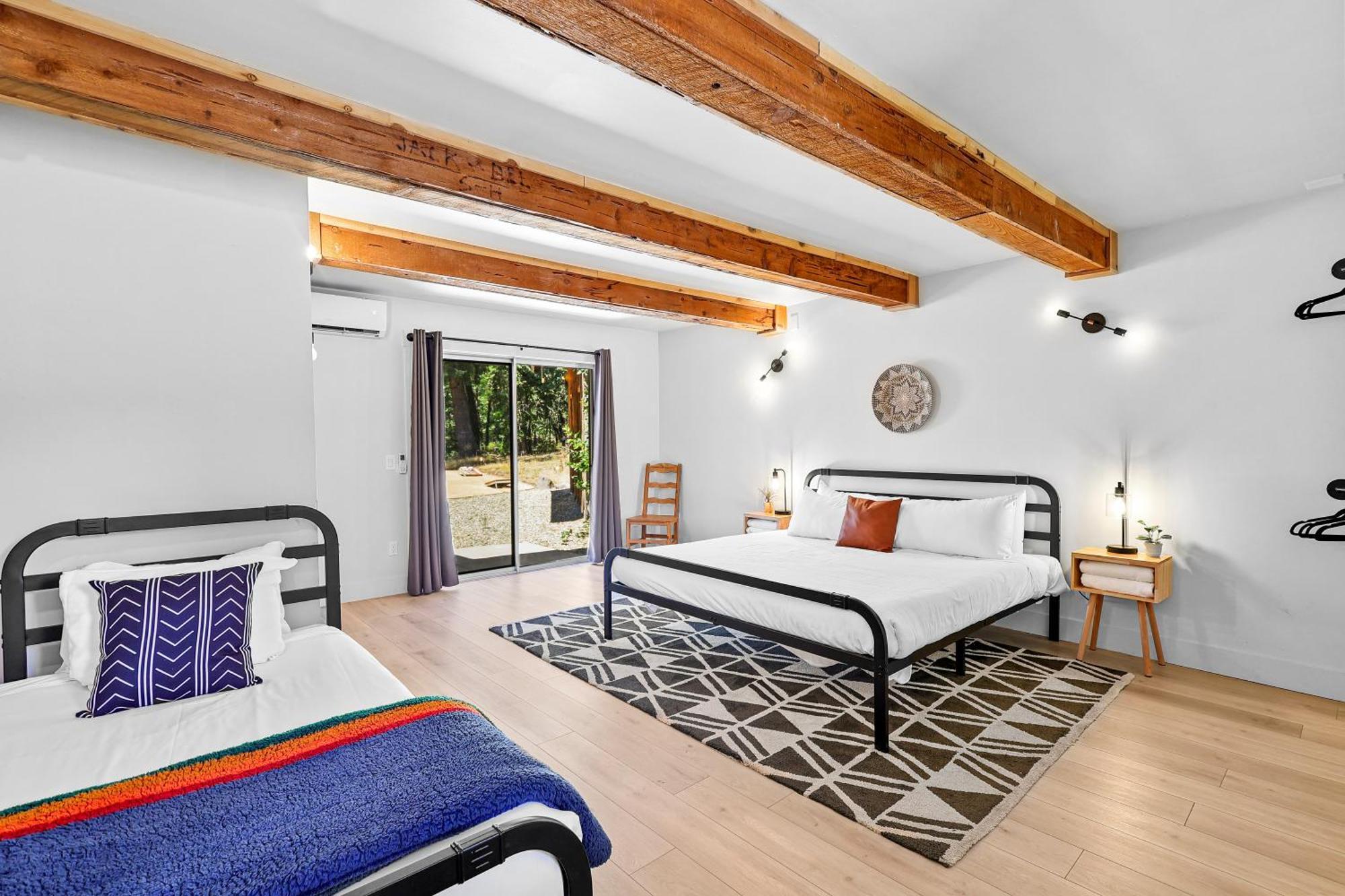 Basecamp Lodge موونت شاستا الغرفة الصورة