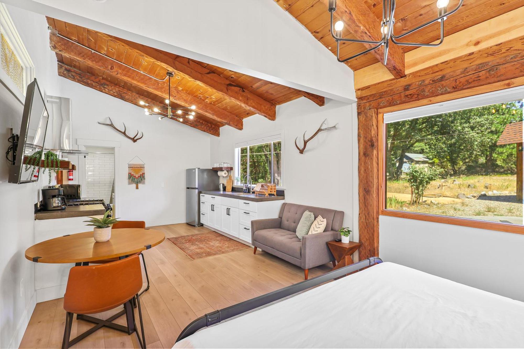 Basecamp Lodge موونت شاستا الغرفة الصورة