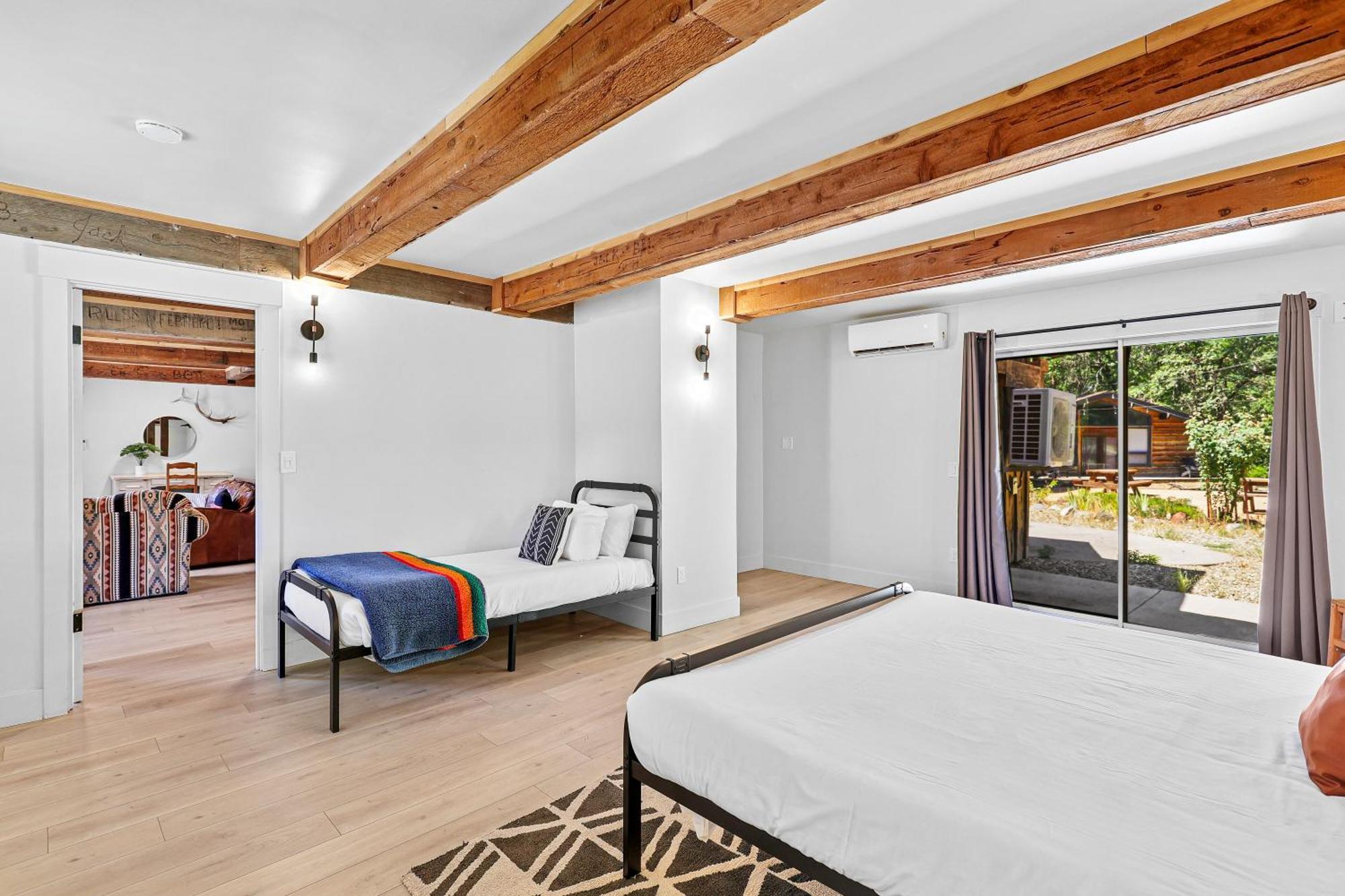 Basecamp Lodge موونت شاستا الغرفة الصورة
