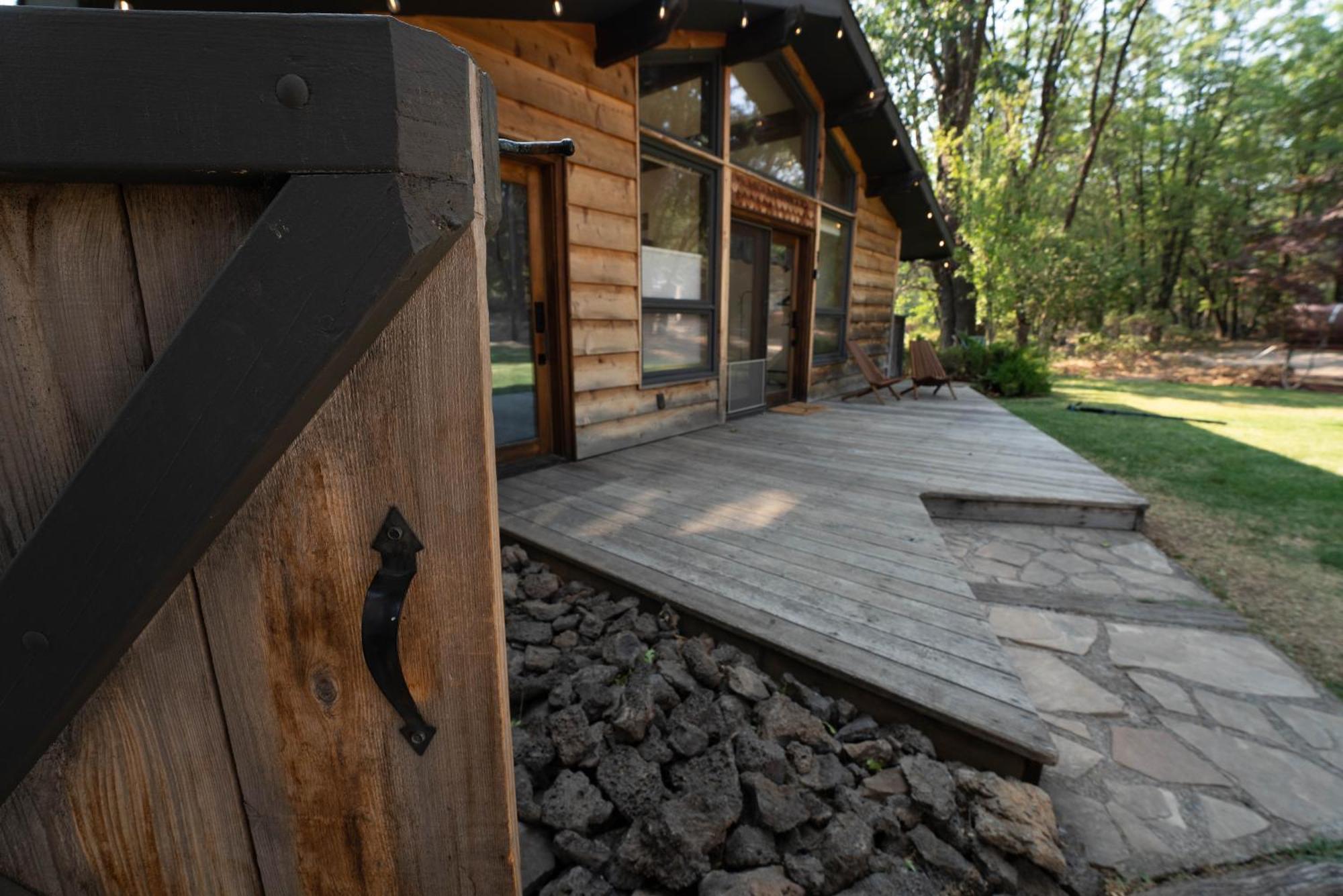 Basecamp Lodge موونت شاستا الغرفة الصورة