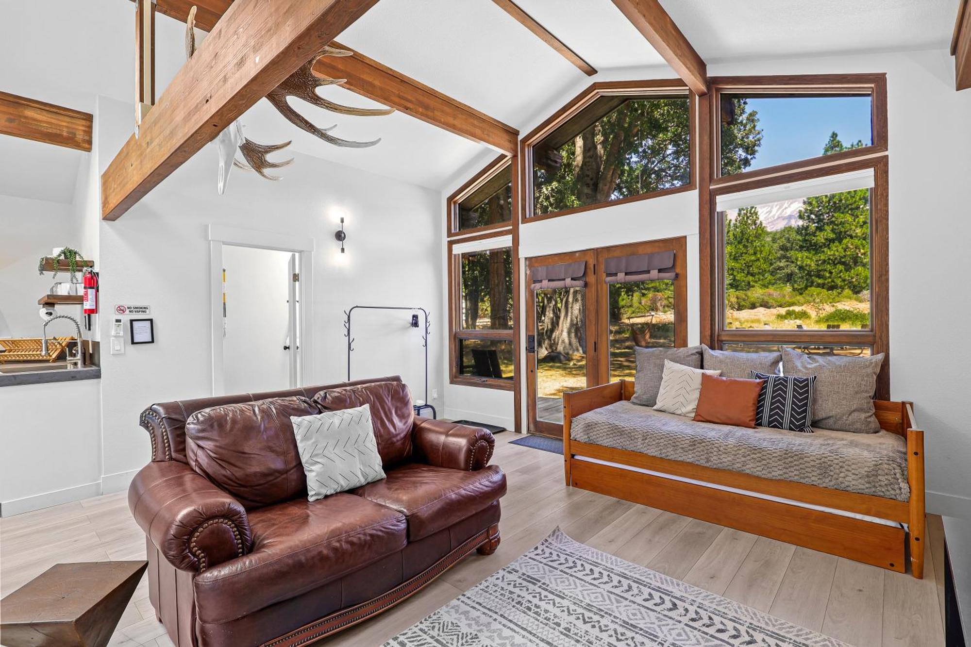 Basecamp Lodge موونت شاستا المظهر الخارجي الصورة